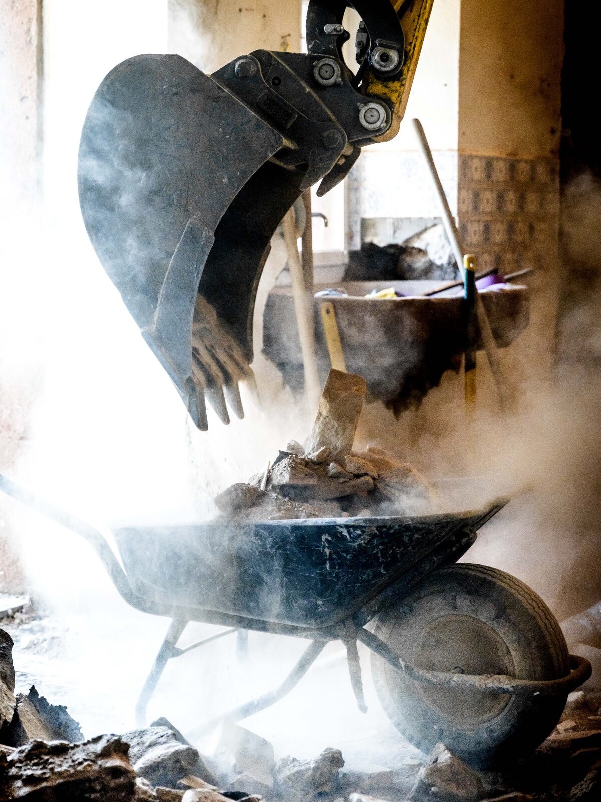 Dépose intérieure à la mini-pelle, gravats dans la brouette, chantier de la Ferme Orbey (photo : VieW architecture & décoration)